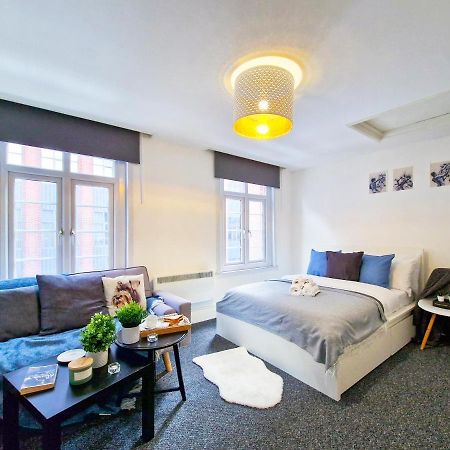 Spacious Room With Sofa Лондон Экстерьер фото