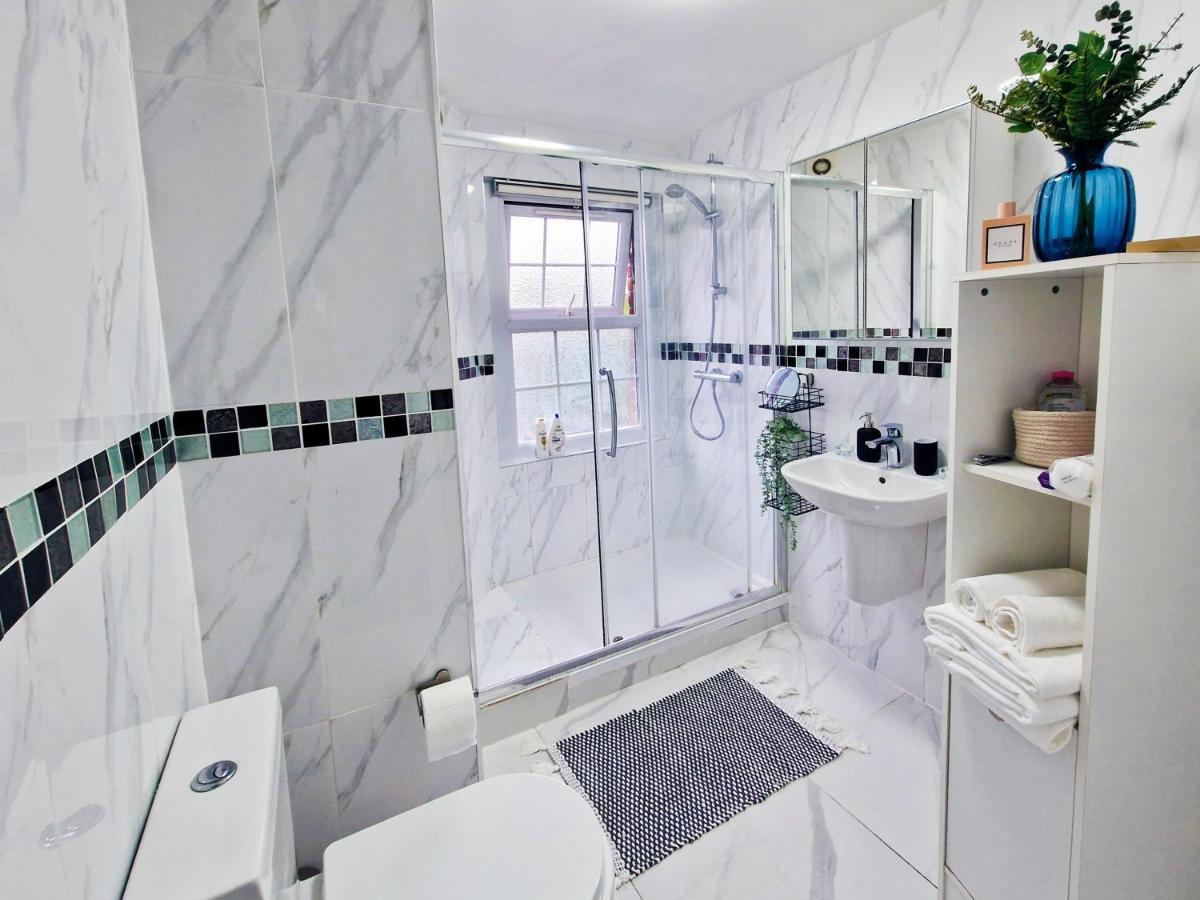 Spacious Room With Sofa Лондон Экстерьер фото