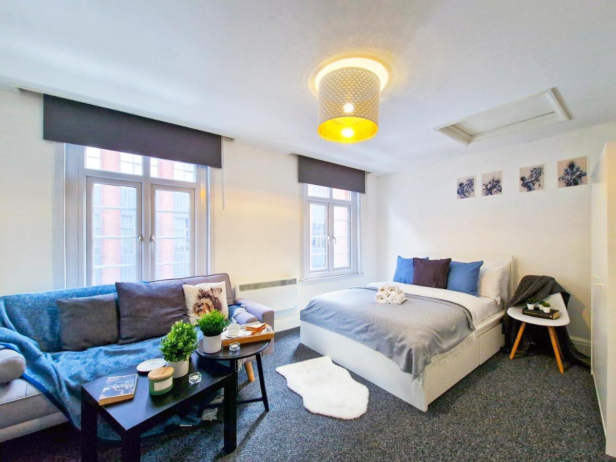 Spacious Room With Sofa Лондон Экстерьер фото