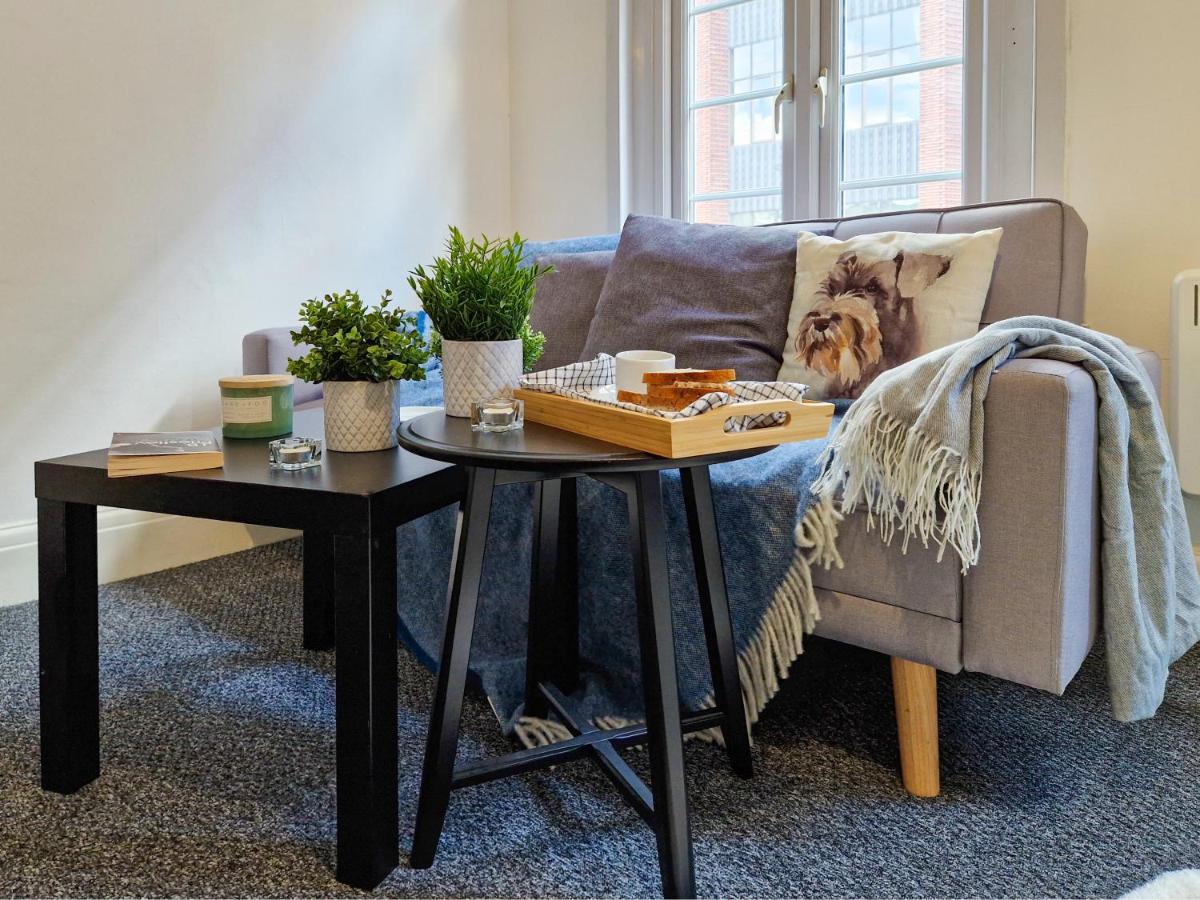 Spacious Room With Sofa Лондон Экстерьер фото